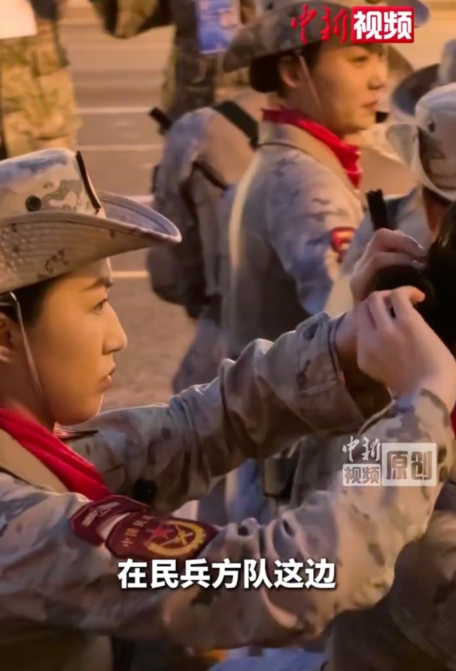 现场：天安门阅兵现场受阅女民兵整理戎装
