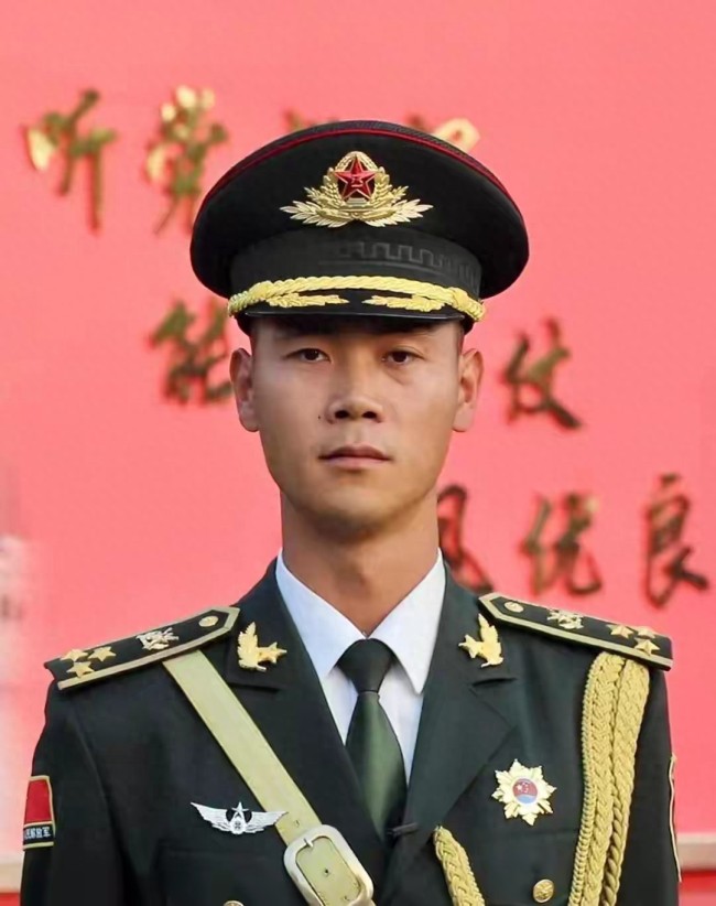 河南小伙九三阅兵升国旗，从仰望到扛起，热血沸腾！