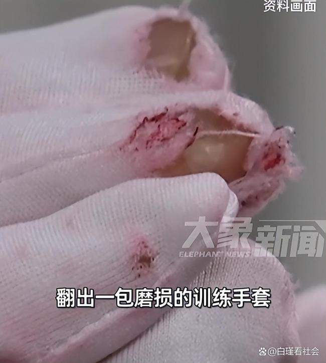 河南小伙张威任阅兵升旗手,每天挥臂1300下,13双破手套令人泪目