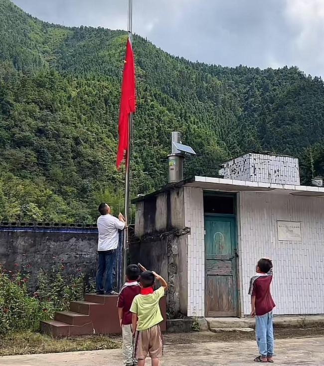 全场高唱国歌超震撼 稚嫩童声充满力量
