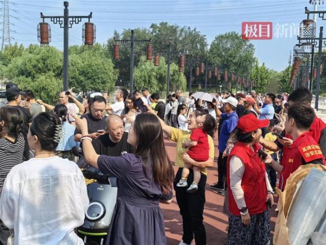 市民现场看战机空中加油心潮澎湃 见证空中力量强大