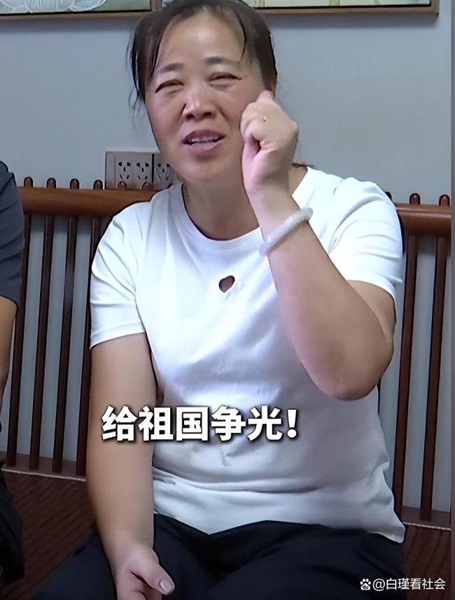 河南小伙张威任阅兵升旗手,每天挥臂1300下,13双破手套令人泪目