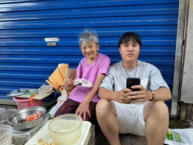 邓超来过后一毛钱奶奶摊位爆火 粉丝打卡热潮