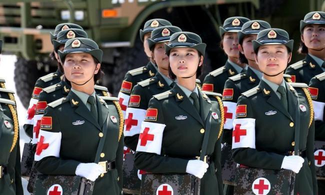 女民兵方队红巾设计让人眼前一亮 展现女性风采