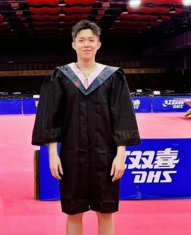 王楚钦现身北京大学正式报到