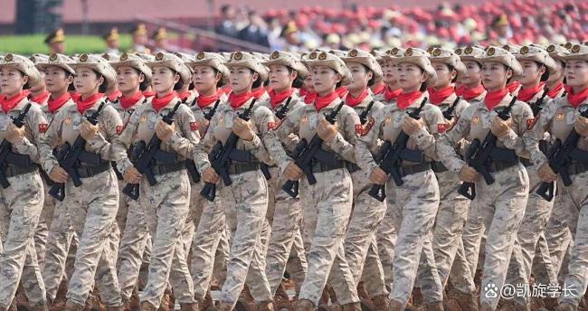 民兵方队领队：向右看时最震撼 英姿飒爽展风采