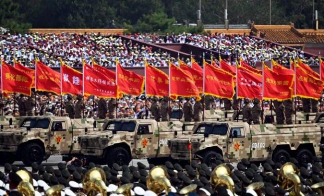 阅兵仪式现场，当战旗方队通过天安门一张老照片被举起