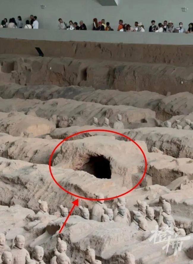 兵马俑一号坑为啥有个大洞？网友脑洞大开：盗洞？古墓葬？员工通道？