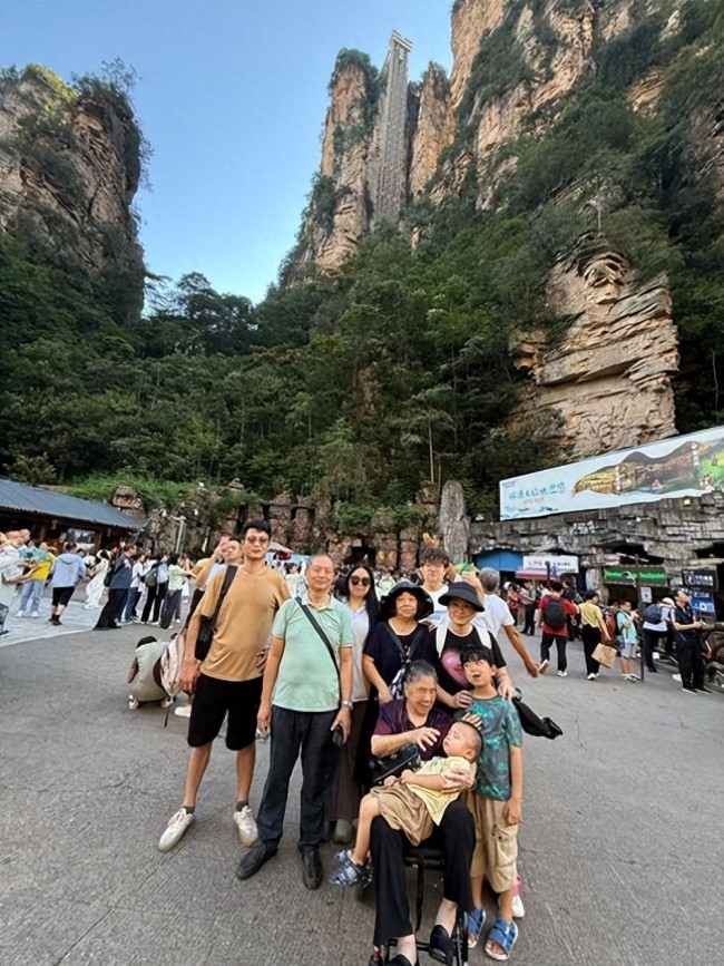 男生用3年带96岁外婆登山看海 这才是最实在的爱