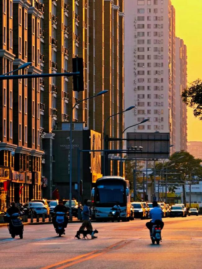 九三閱兵北京晚霞耀天空 金色晚霞映勝利