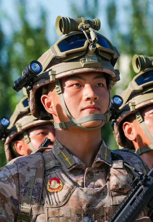 汶川被救男孩以少尉身份参加阅兵 感恩与奋斗的见证