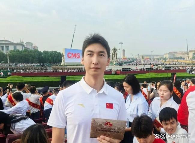 盛大閱兵現(xiàn)場(chǎng)有一群可愛(ài)的青年 體育健兒莊重觀禮