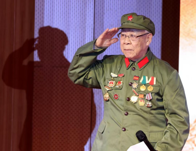 这6位与总书记握手的老战士是谁?