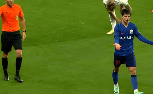 足协:特谢拉踩踏邓涵文漏判红牌 裁判争议再起波澜