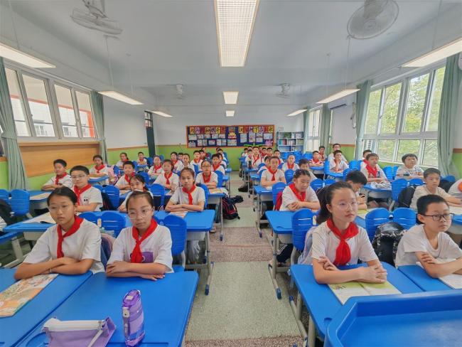 当萌娃遇上九三阅兵 开学典礼燃斗志
