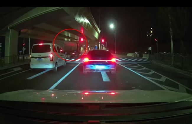 货车连续闯红灯司机称刚来上海不熟 无视交规险象环生