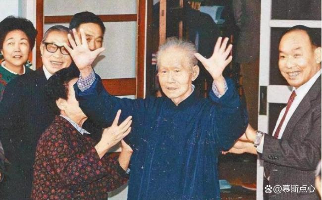被软禁33年的孙立人病逝后留遗言：不葬大陆，棺材不入土