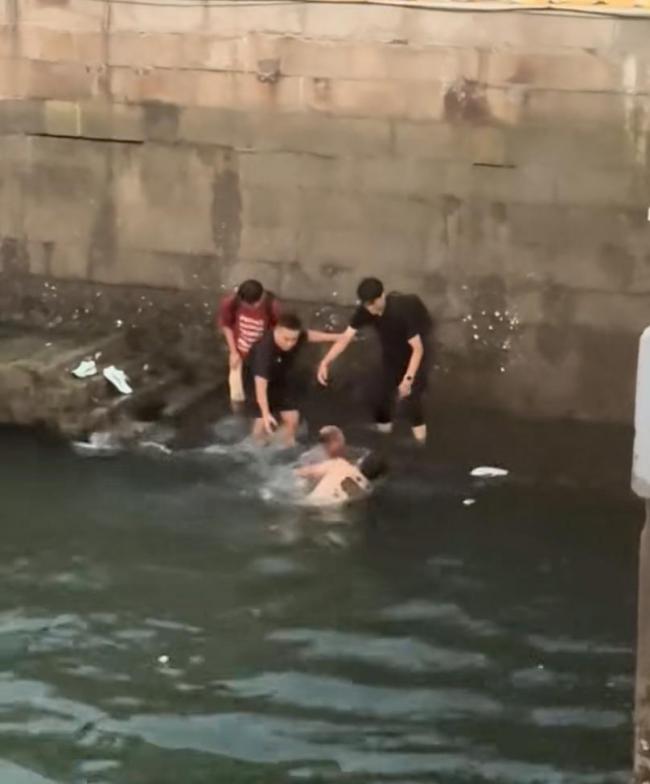 游客不慎落水保安下水救人 景区:会和安保团队沟通给予奖励