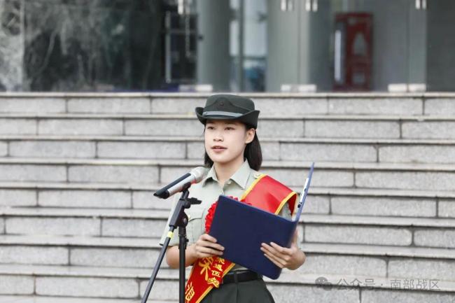 泪目！退伍老兵摘下肩章告别军营热泪盈眶