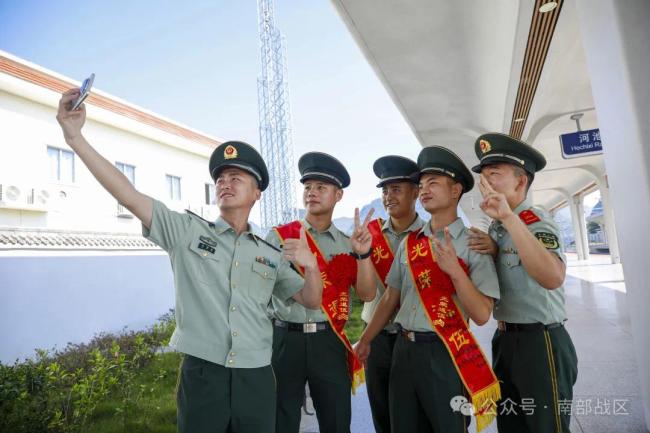 泪目！退伍老兵摘下肩章告别军营热泪盈眶