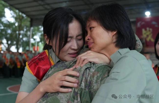 泪目！退伍老兵摘下肩章告别军营热泪盈眶