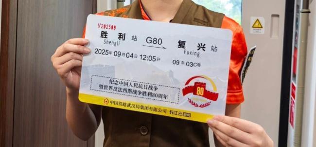 列车突然广播，全车人为他们鼓掌！