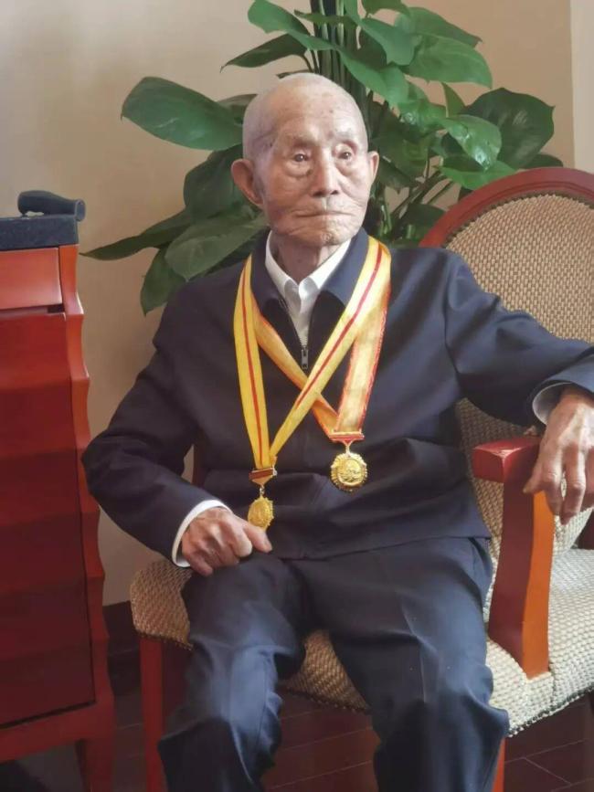 列车突然广播，全车人为他们鼓掌！