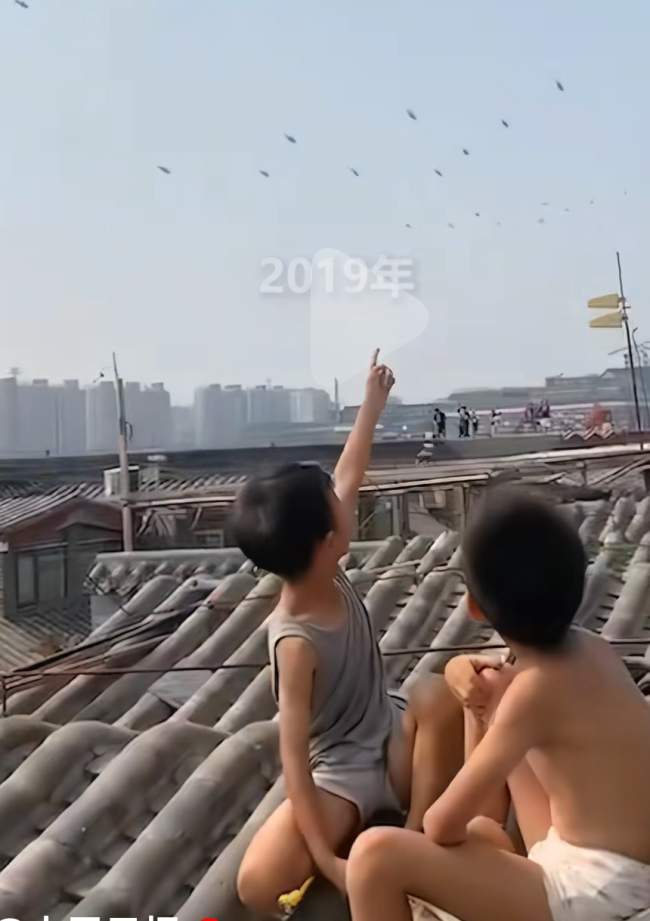 兄弟俩十年三次屋顶看阅兵 见证成长与强大