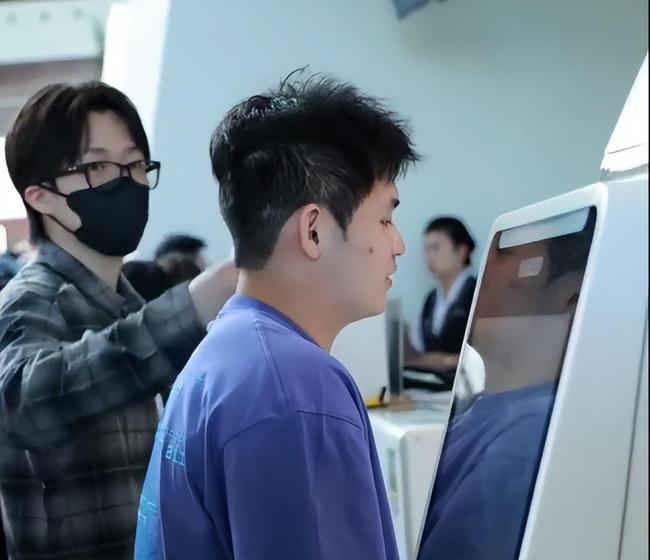 王楚钦在机场蛐蛐林诗栋发型 国乒全主力出征澳门