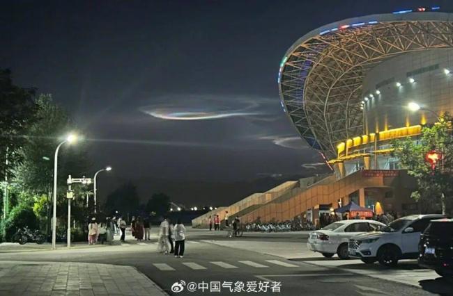 银川夜空现“七彩祥云”