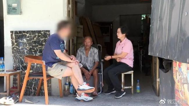 哥哥怕38岁弟弟啃老收走父亲钱和卡 兄弟间误解与和解