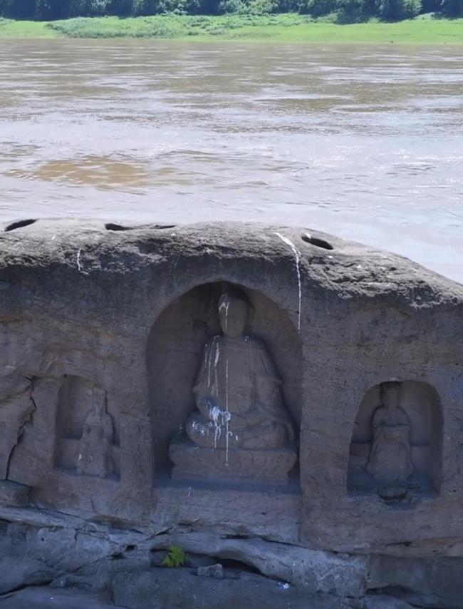 长江重庆段水位下降露出600年石佛