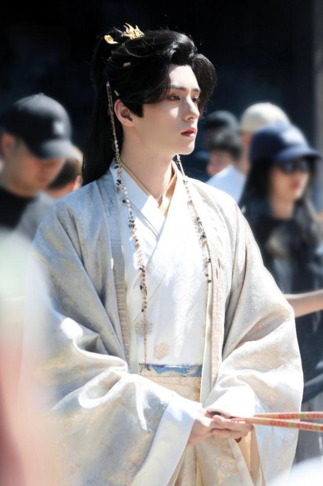 赵晴新剧开机状态 清冷灵动妆造亮相