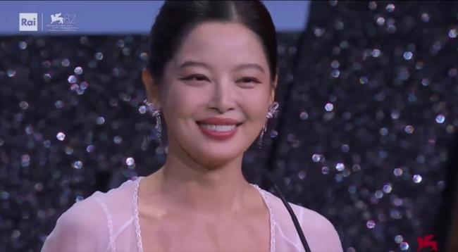 花少公开祝贺辛芷蕾第一人 全票封后笑开颜