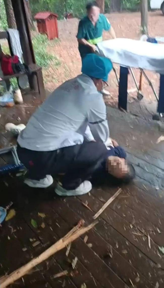 游客集中玩手机被雷电击伤？回应来了