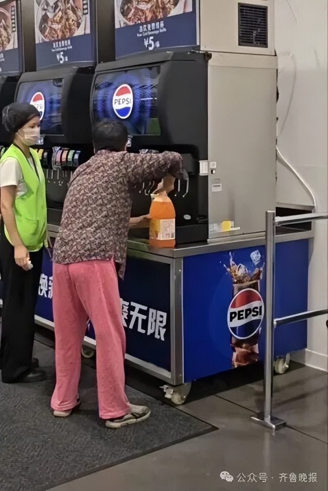 山姆惊现大妈带桶“续杯”饮料 过度接取引争议