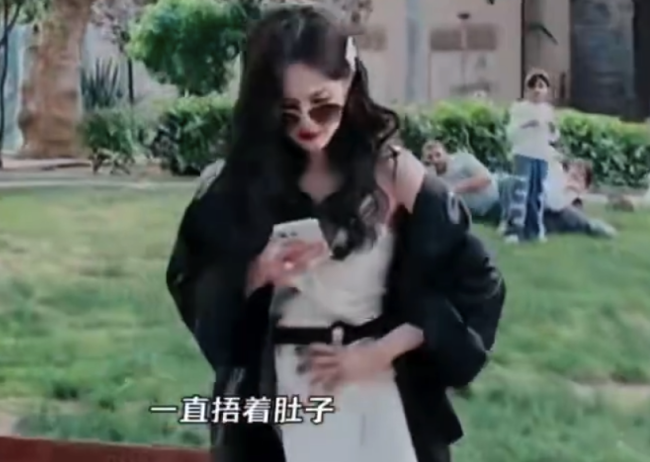 李一桐錄節(jié)目痛到捂肚子 網(wǎng)友：水土不服吧