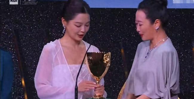 辛芷蕾收到女演员们集体道喜