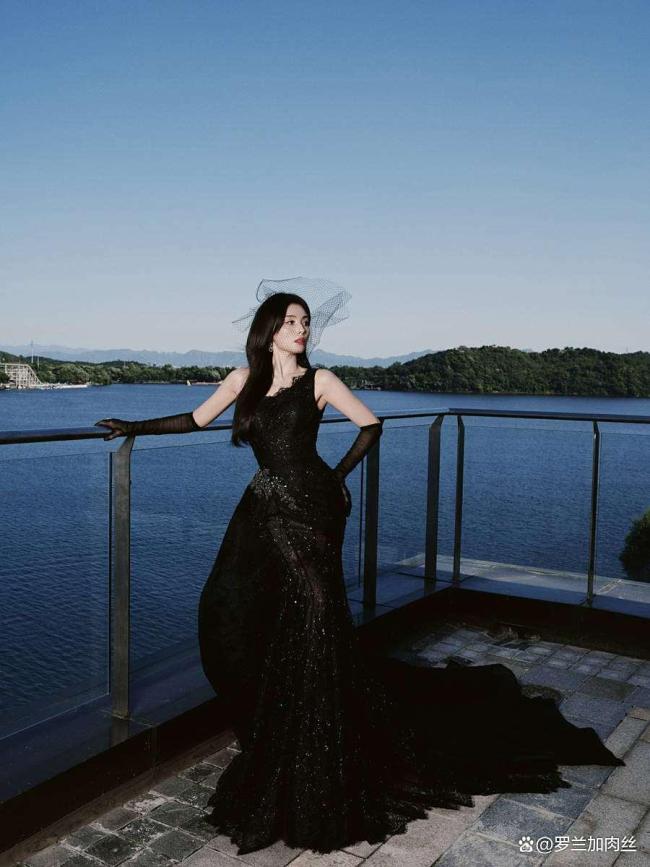 刘涛一袭玄色拖尾裙亮相红毯，黑长直秀发披垂肩头，好意思成姆妈级别 尽显优雅气质