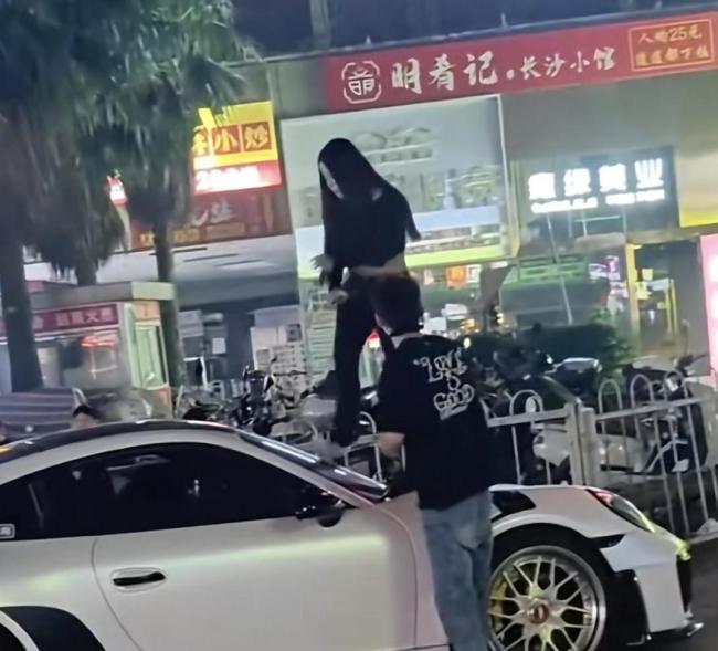 女子当街怒踹保时捷是虚假摆拍 为博眼球自导自演
