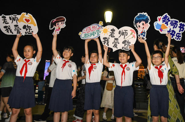 上海外滩为教师节点亮祝福！