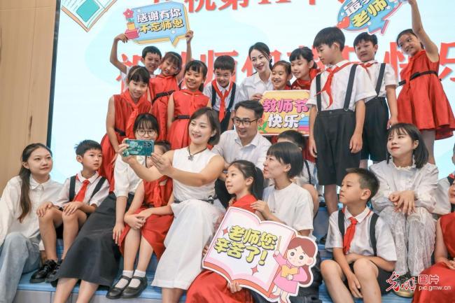 教师节学生模仿老师表达祝福 创意礼物送温情