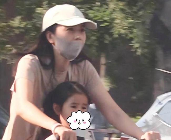 高圆圆抱着男儿下学回家 母爱满满温馨期间