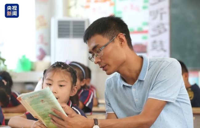小学6年，每人一个满满当当的文件夹！