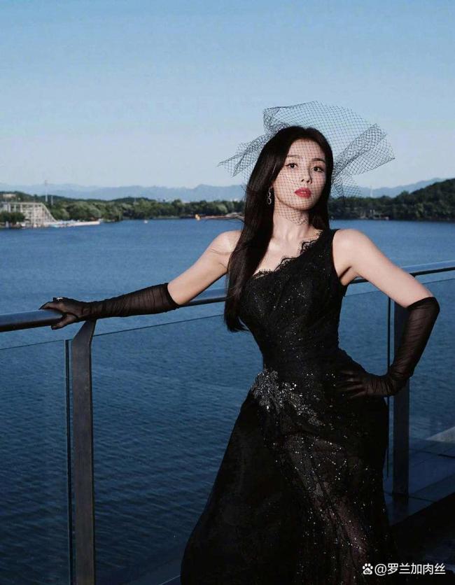 刘涛一袭玄色拖尾裙亮相红毯，黑长直秀发披垂肩头，好意思成姆妈级别 尽显优雅气质