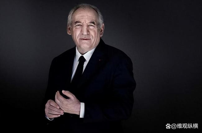 法国内阁一夜倒台后，马克龙紧急出面救火，防长获任总理，8万军警严阵以待