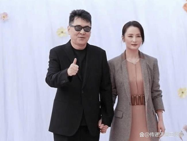 真夫妻牵手走红毯就是好嗑 真实感情获赞