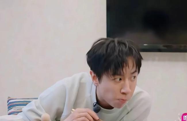 张维伊清爽了 从油腻大叔到清爽弟弟的转变