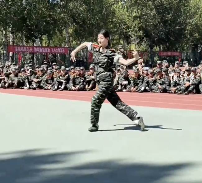 女生军训秀中国舞惊艳全场 青春活力燃爆全场