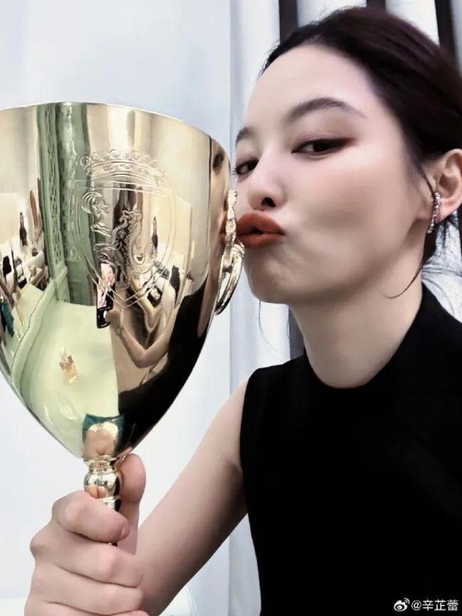 辛芷蕾成功解锁VOGUE单人封面 未来心愿达成